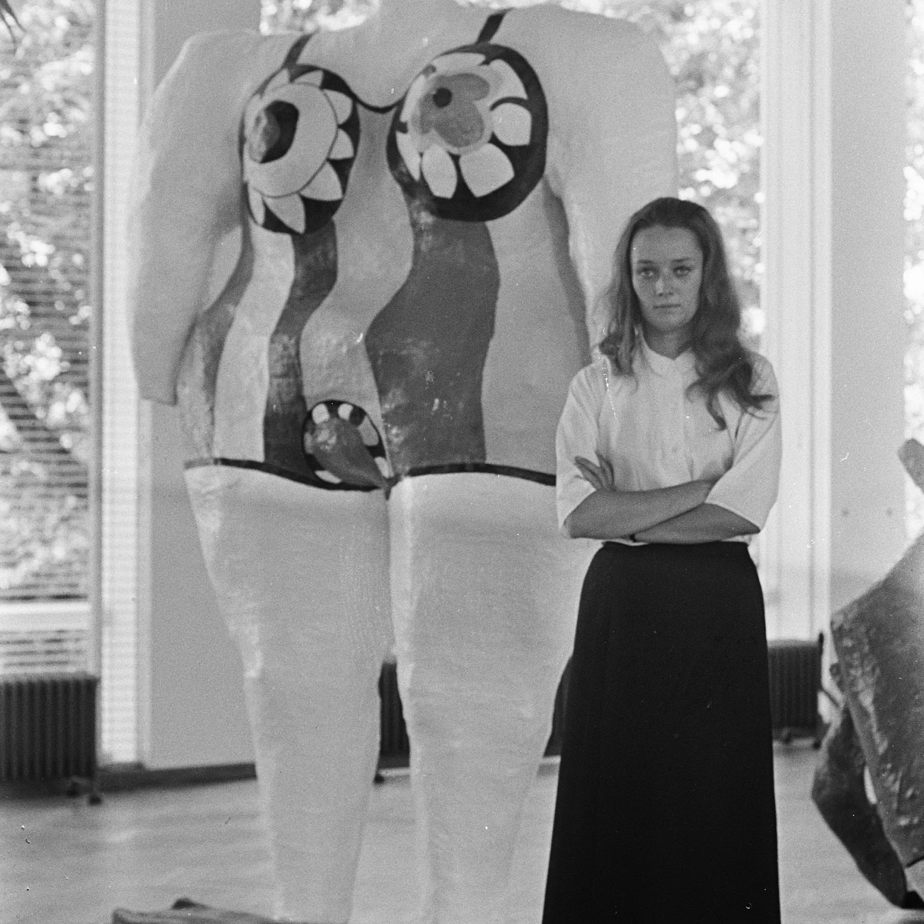 Nikki de St Phalle in Stedelijk Museum Nikki bij haar kunstwerken Bestanddeelnr 920 6241