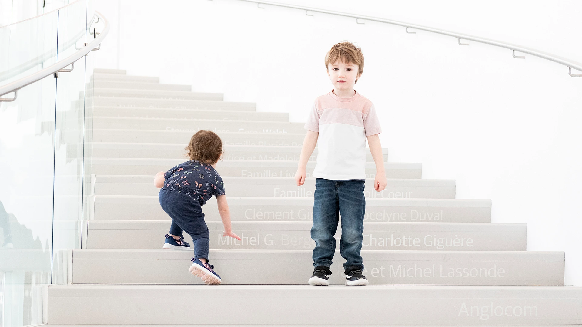 Des enfants dans les escaliers du pavillon Pierre Lassonde // Photo : MNBAQ, David Cannon