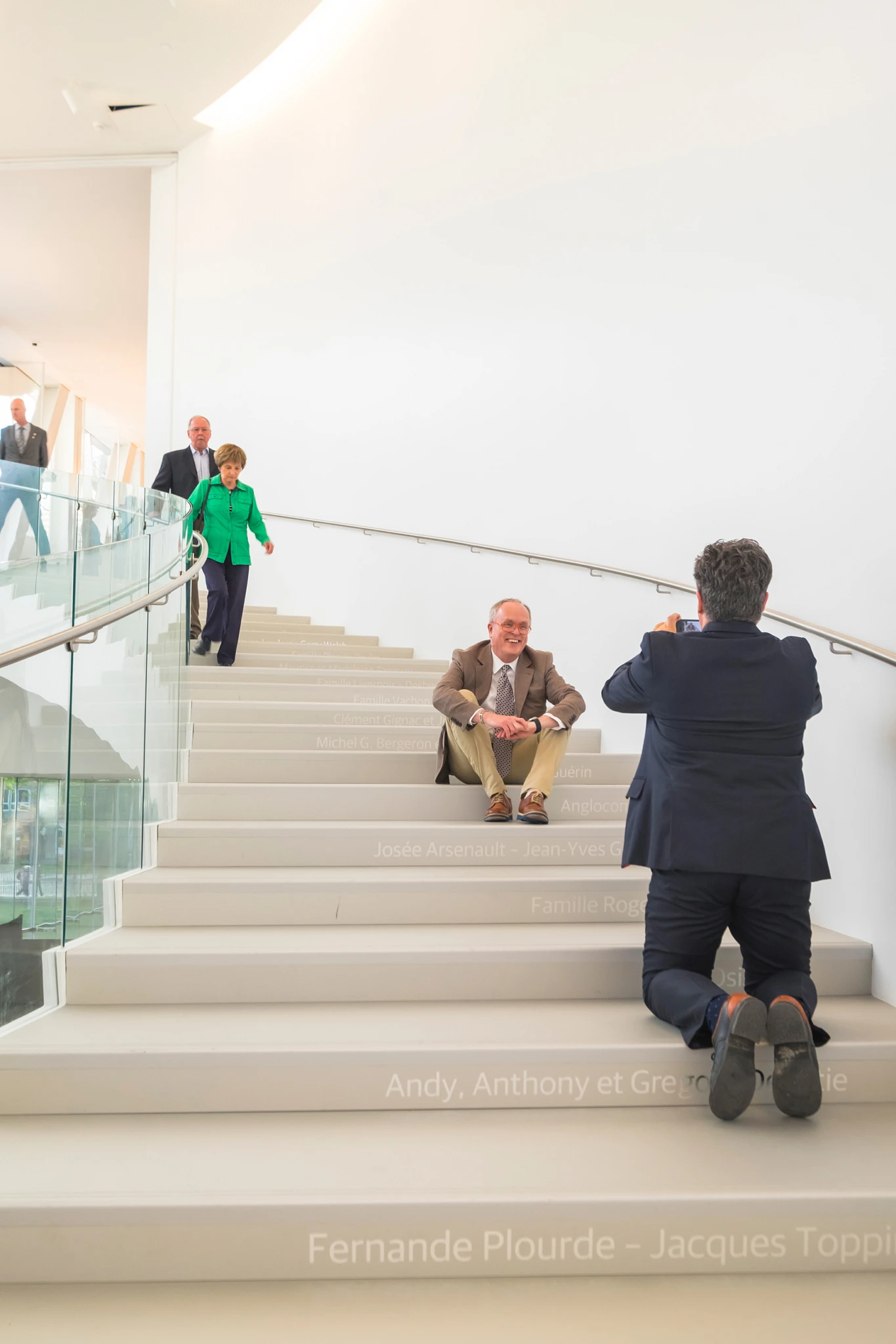 Des donateurs et donatrices se prenant en photo dans les escaliers