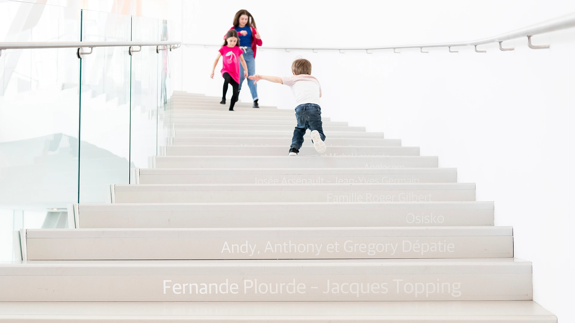 Des enfants dans les escaliers des donateurs et donatrices