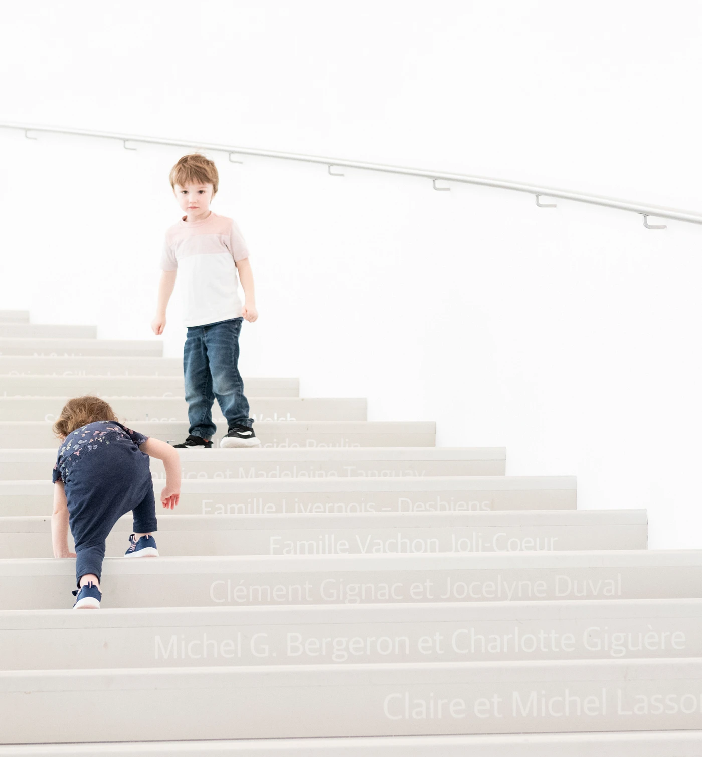 Des enfants dans les escaliers du pavillon Pierre Lassonde
