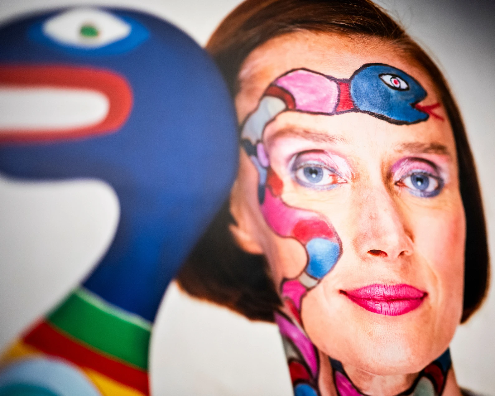 Photo de Niki de Saint Phalle affichée à l'entrée de l'exposition au MNBAQ