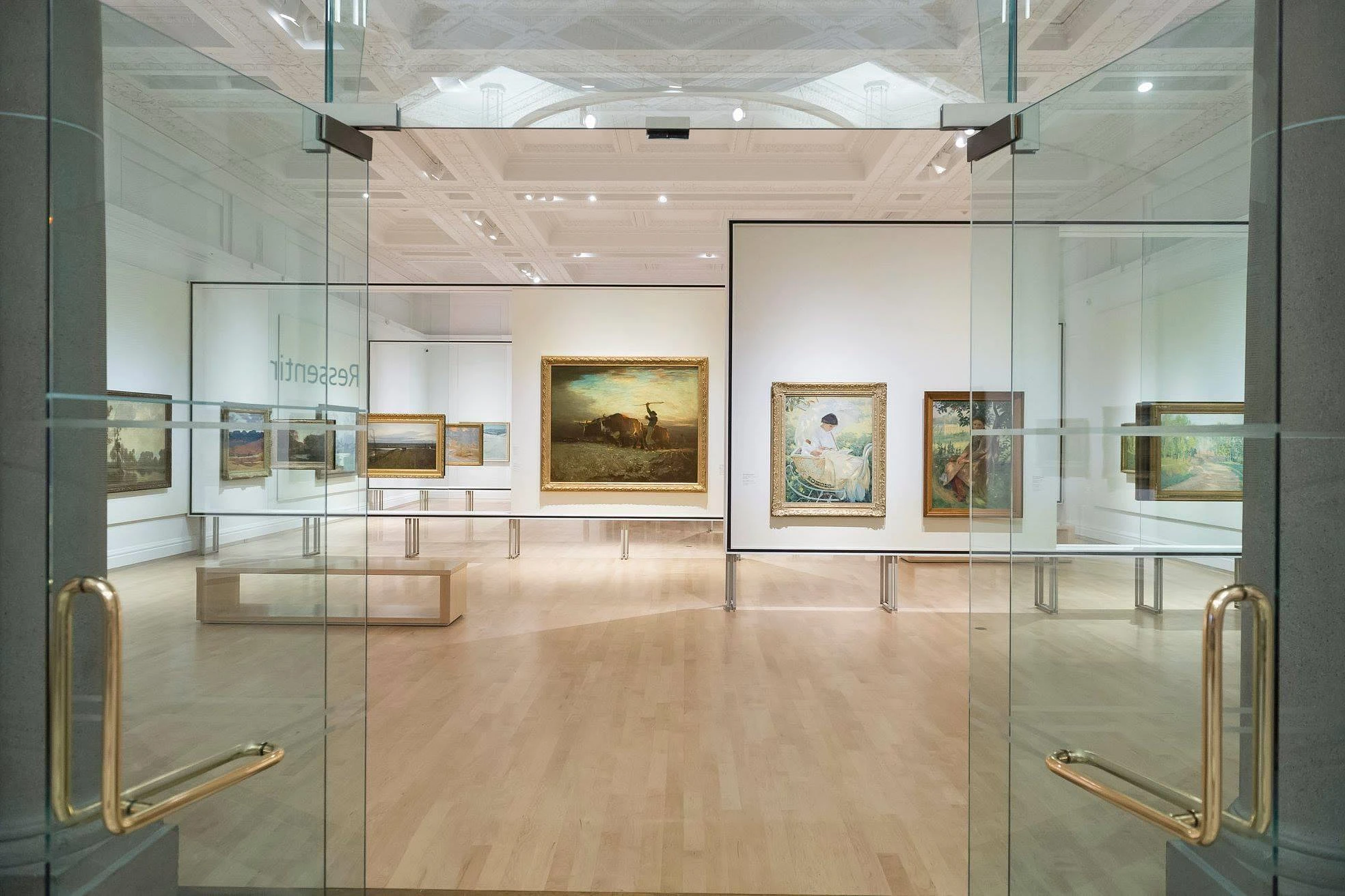Visite virtuelle de la salle Ressentir de l'exposition 350 ans de pratiques artistiques au Québec.