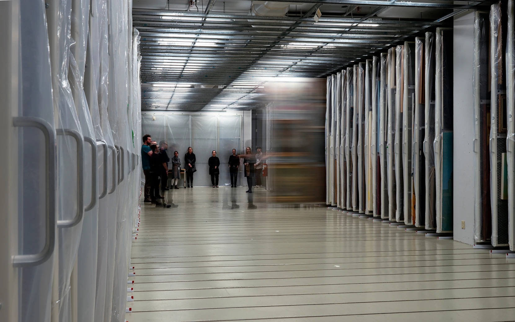 Des employé.e.s dans les réserves du musée // Photo :
MNBAQ, Emmanuelle Letendre-Lévesque