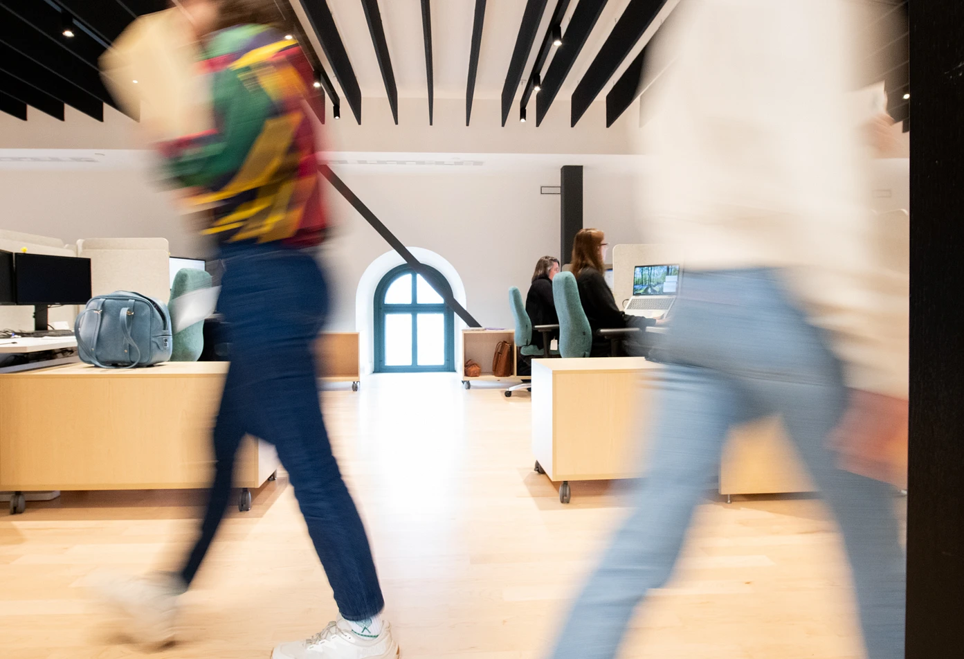 Des employés dans les espaces de bureau
collaboratifs