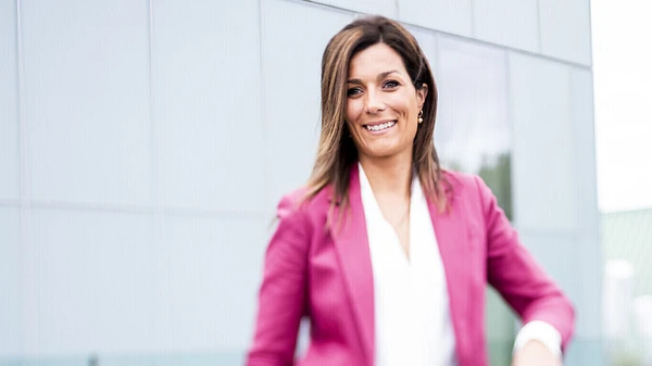 Marie-Julie Bélanger, membre du comité d'audit et gestion des risques du conseil d'administration du Musée national des beaux-arts du Québec, photographiée devant le Musée, en été.
