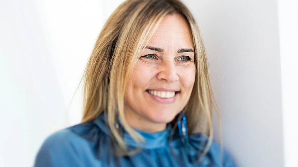 Mélanie Vincent, membre du comité de gouvernance et d'éthique du conseil d'administration du Musée national des beaux-arts du Québec, photographiée devant un mur blanc fenestré à l'intérieur du Musée.
