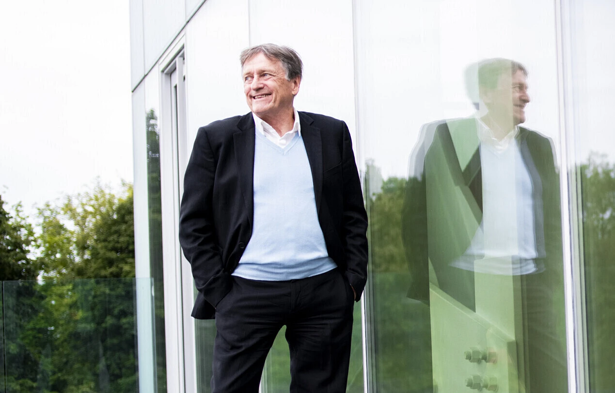 Daniel Mercure, membre du comité des ressources humaines du conseil d'administration du Musée national des beaux-arts du Québec, photographié devant le Musée l'été.