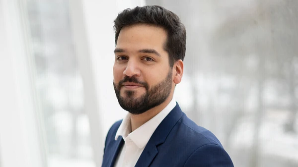 Fabrice Alcayde, président-directeur général de la Fondation du Musée national des beaux-arts du Québec, photographié en tenue professionnelle dans un espace lumineux du Musée national des beaux-arts du Québec.