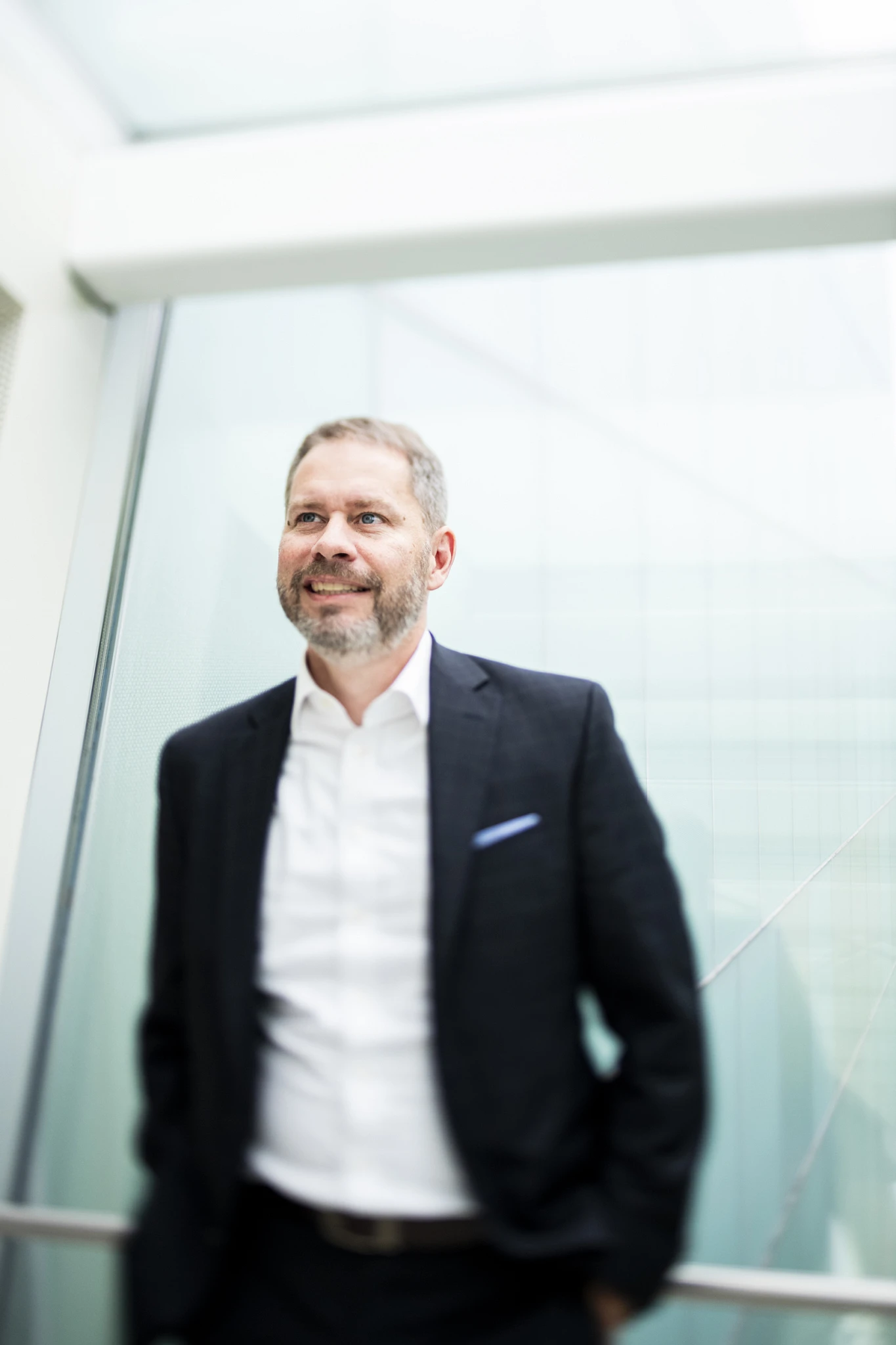 Frédéric Gascon, vice-président du conseil d'administration du Musée national des beaux-arts du Québec, photographié à l'intérieur du Musée, devant un mur vitré.