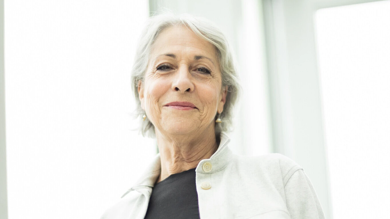 Hélène Dufresne, membre du comité des ressources humaines du conseil d'administration du Musée national des beaux-arts du Québec, photographié à l'intérieur du Musée, devant une porte blanche et de verre.