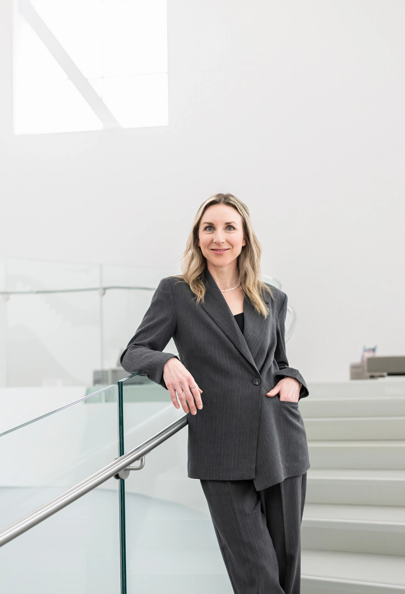 Julie-Anne Vien,Présidente du conseil d'administration, Fondation du musée national des beaux-arts du Québec, photographiée dans les escaliers du Musée.