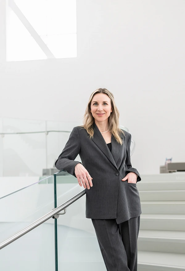 Julie-Anne Vien,Présidente du conseil d'administration, Fondation du musée national des beaux-arts du Québec, photographiée dans les escaliers du Musée.