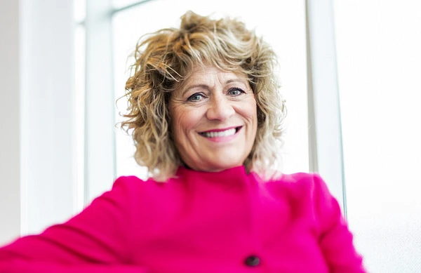 Louise Turgeon, Chair of the Audit and Risk Management Committee of the Board of Directors of the Musée national des beaux-arts du Québec, photographed inside the museum, sitting on a chair.