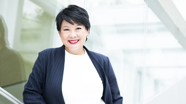 Selena Lu, membre du comité des ressources humaines du conseil d'administration du Musée national des beaux-arts du Québec, photographiée devant un mur vitré dans le Musée.