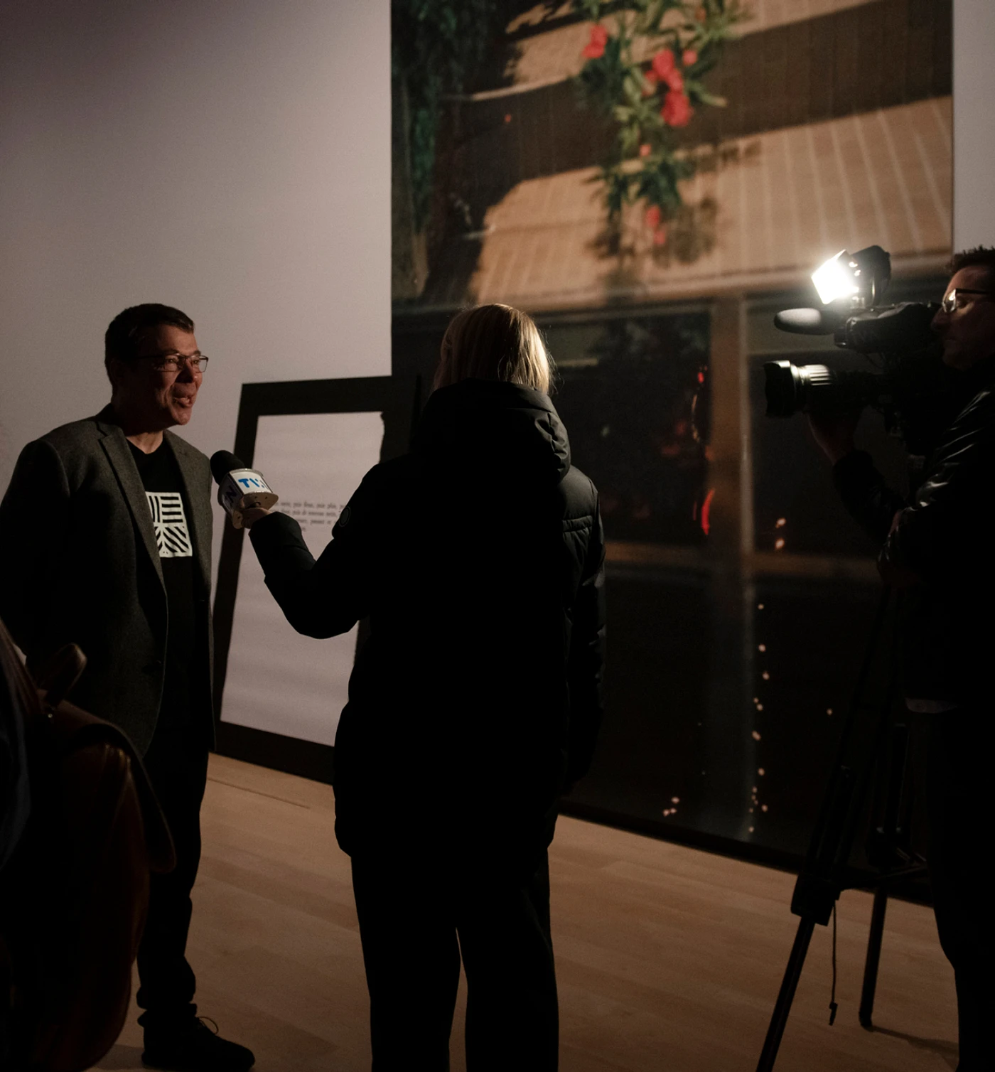 Des journalistes à l'ouverture de l'exposition Prix en arts actuel, hiver 2025 // Photo : MNBAQ, David Cannon