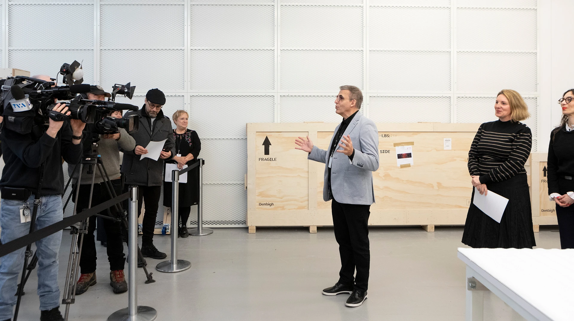 Le directeur du musee entoure de la presse 2
