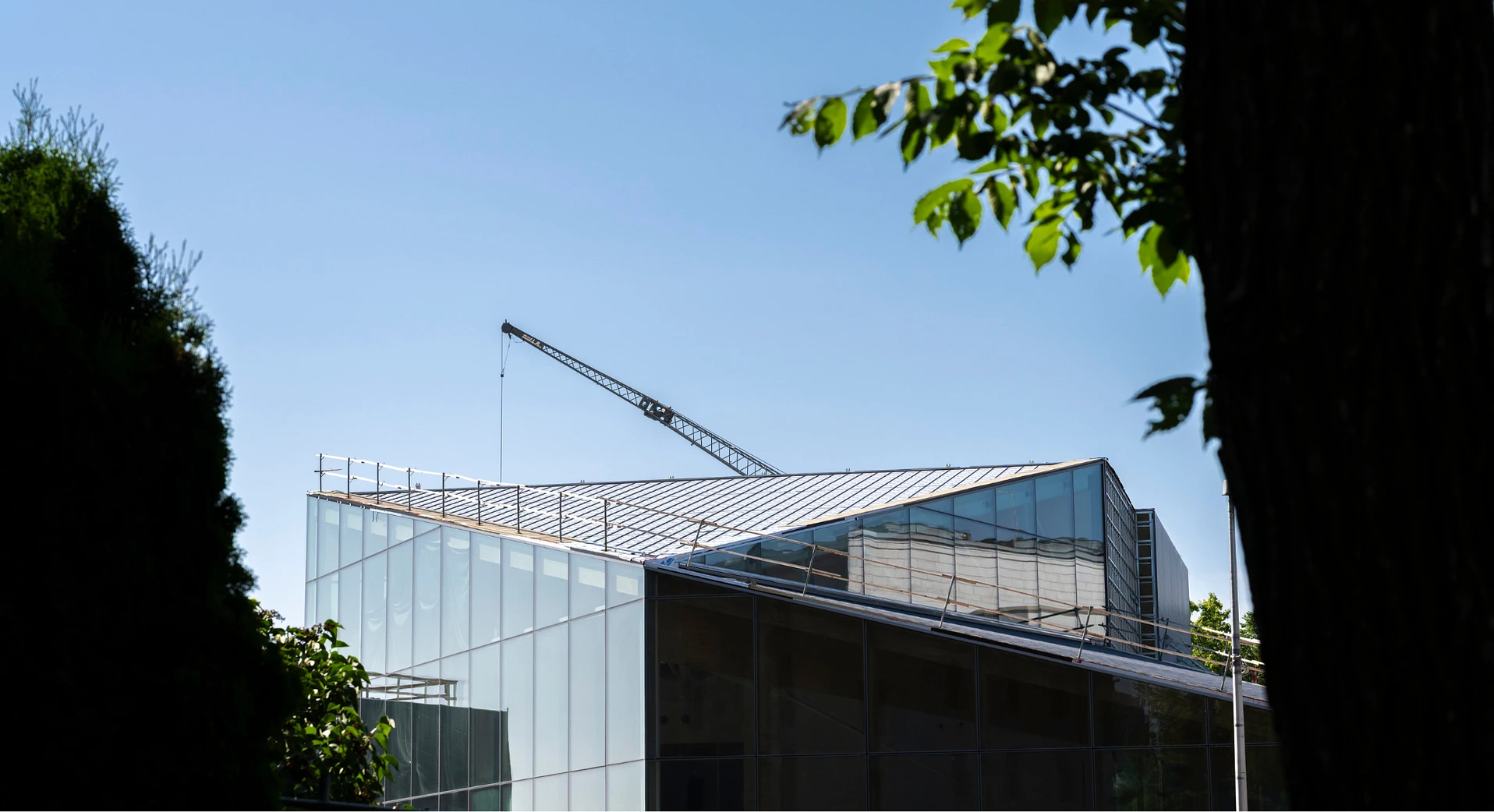 Vue de l'Espace Riopelle de loin avec une grue
