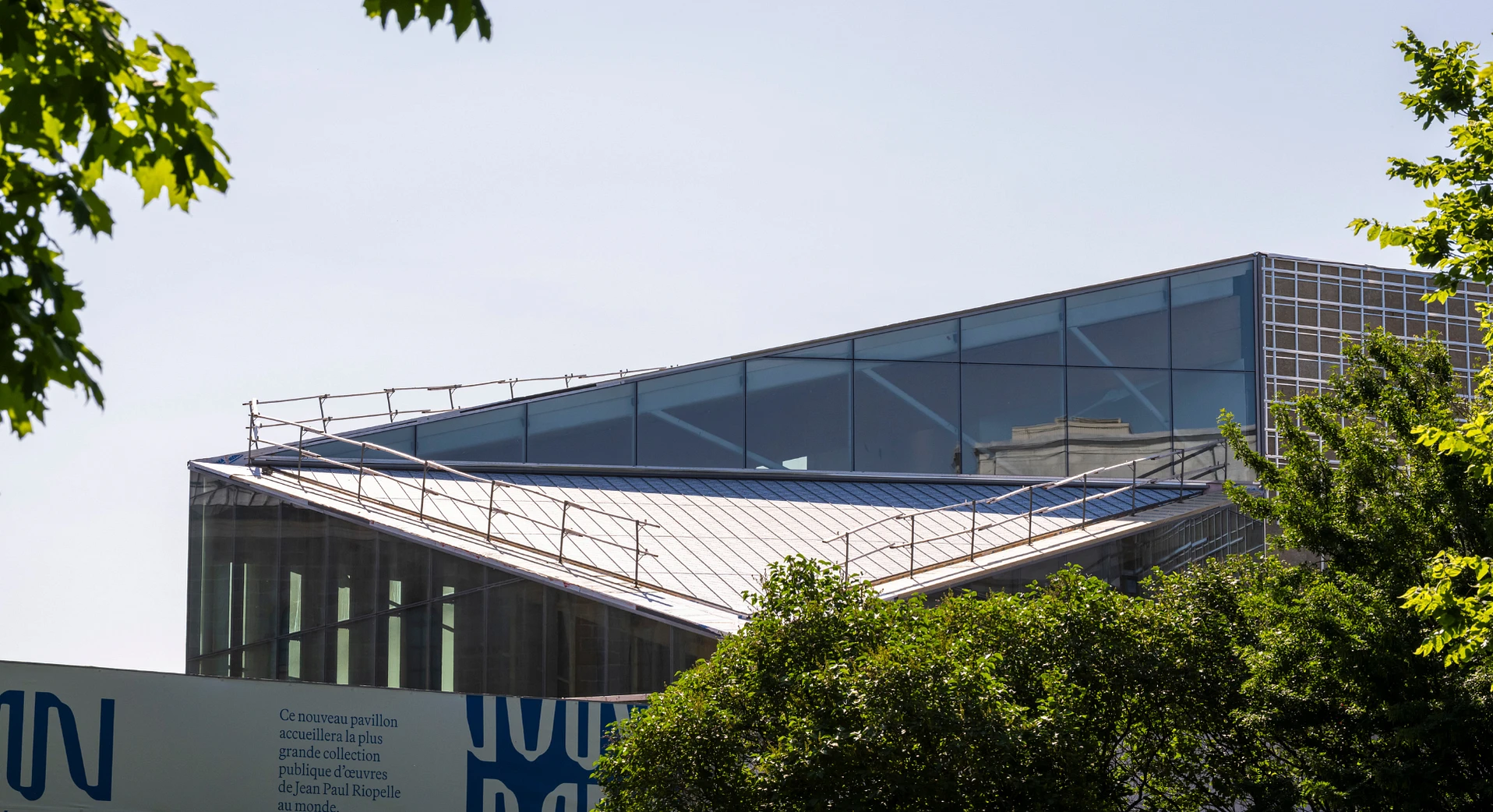 Vue du pavillon à travers les arbres avec de l'affichage
