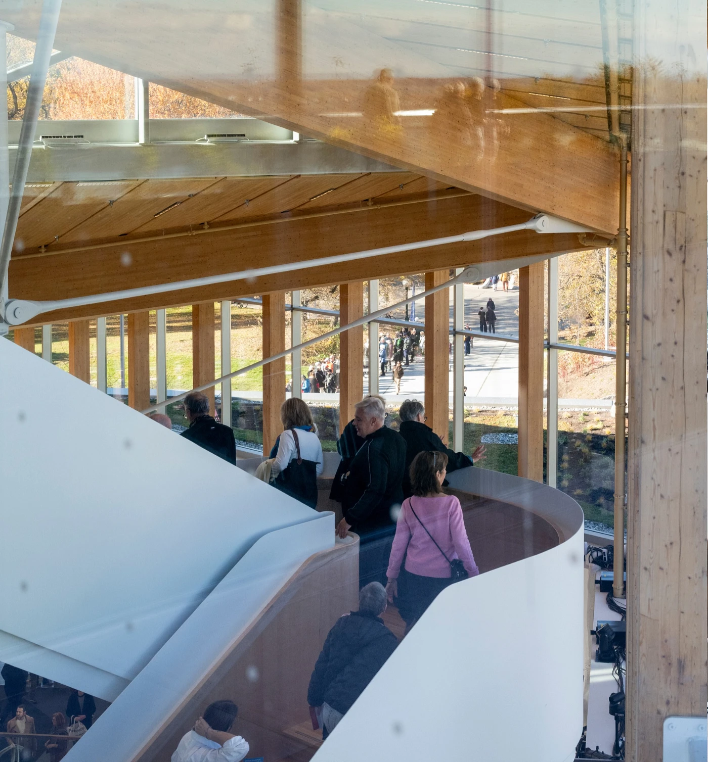 Des visiteurs lors de l'inauguration de l'Espace Riopelle — Pavillon Michael Audain