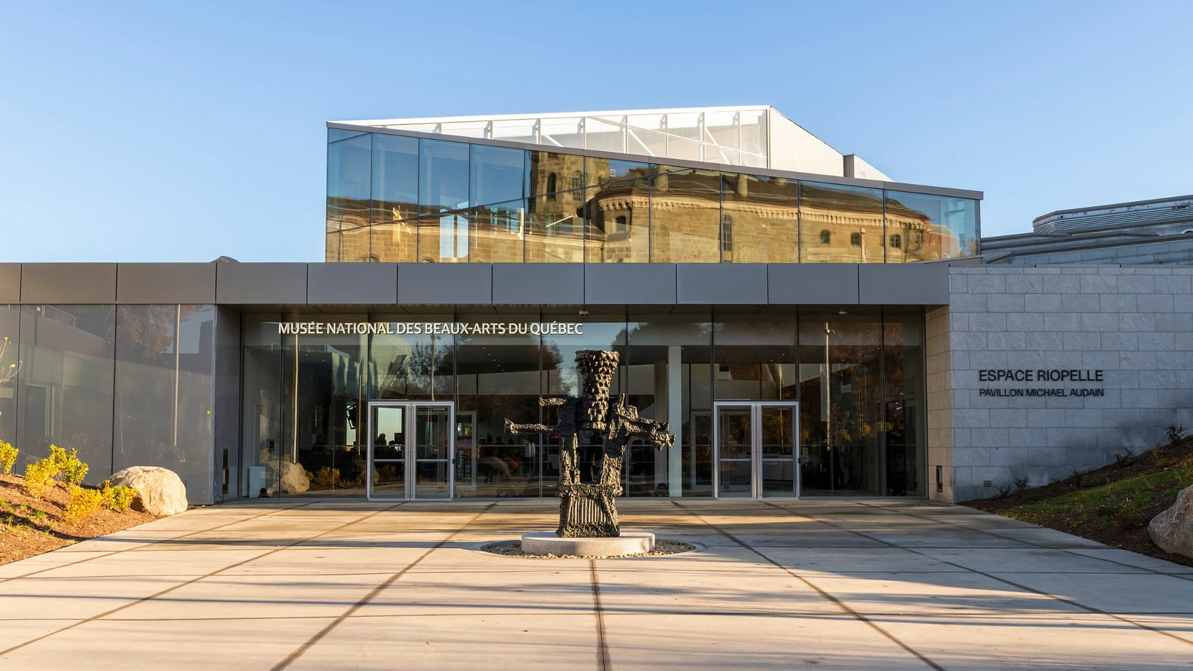 Entrée de l’Espace Riopelle – Pavillon Michael Audain. Œuvre : Jean Paul Riopelle, La Tour, 1969-1970, fonte 1974. Bronze, 1/4, 258 × 243 × 85 cm. MNBAQ, achat grâce à un don de Pierre Lassonde et d’un groupe de mécènes (2004.418) © Succession Jean Paul Riopelle / CARCC, Ottawa, 2026