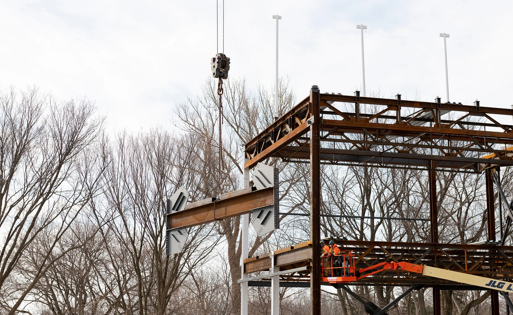 Photo du montage de la structure du futur espace Riopelle
