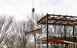 Photo du montage de la structure du futur espace Riopelle