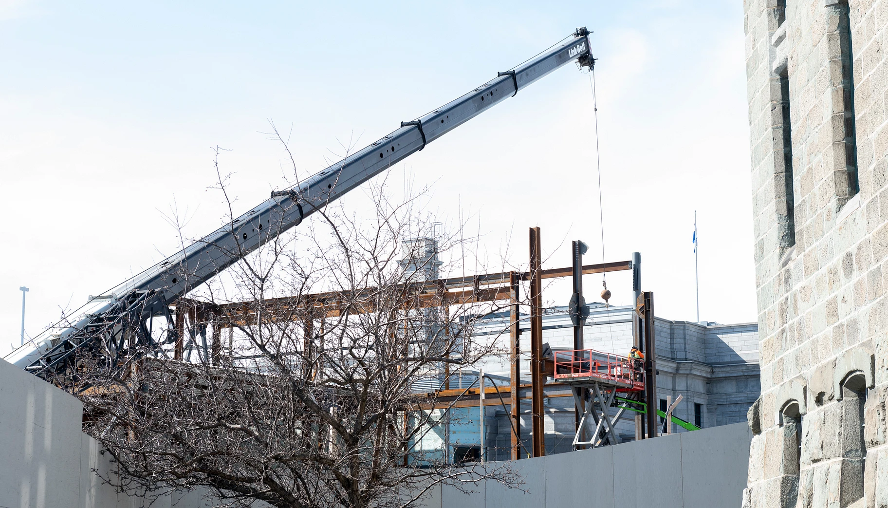 Photo de grue sur le chantier du futur Espace Riopelle