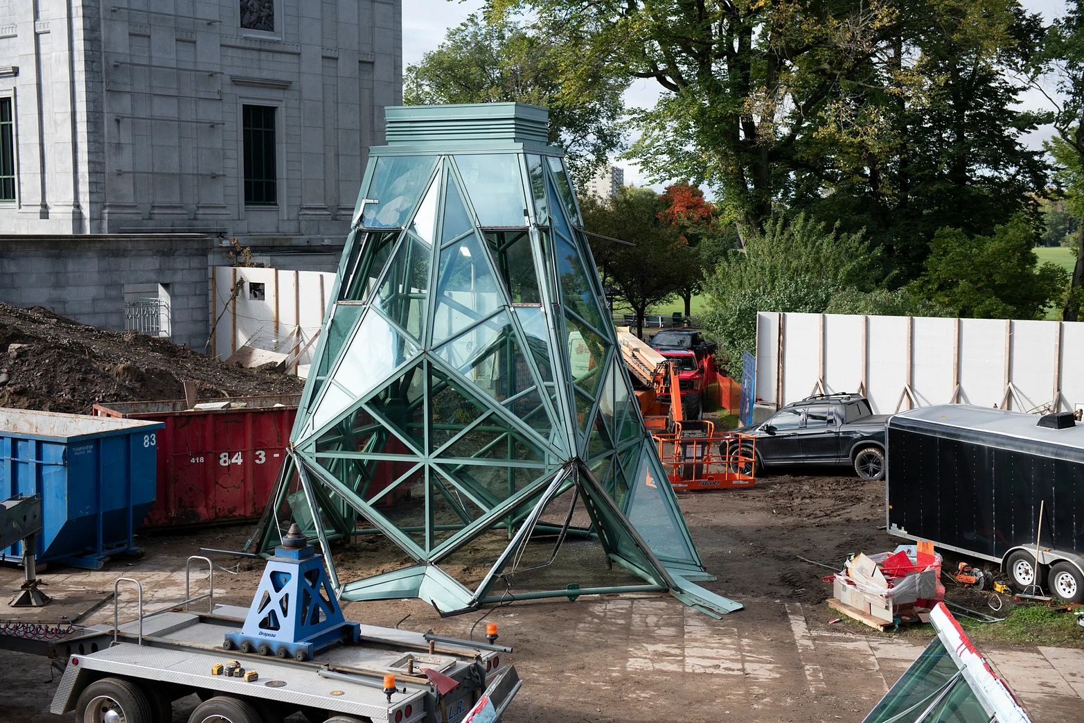 Photo Chantier du futur Espace Riopelle lors du retrait du lanterneau du Pavillon Central