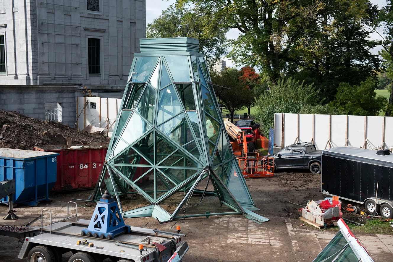 Building site of the future Espace Riopelle,removal of the skylight from the Central Pavilion, September 2024