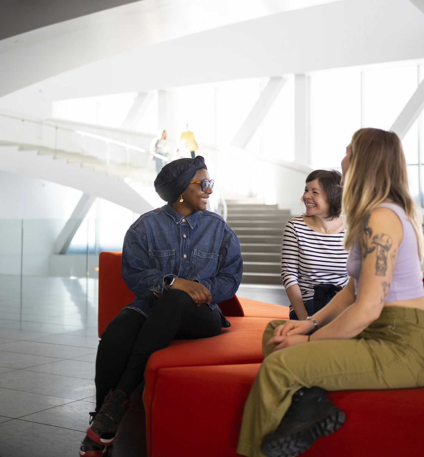 Des membres assis dans le grand hall Pavillon Pierre Lassonde
