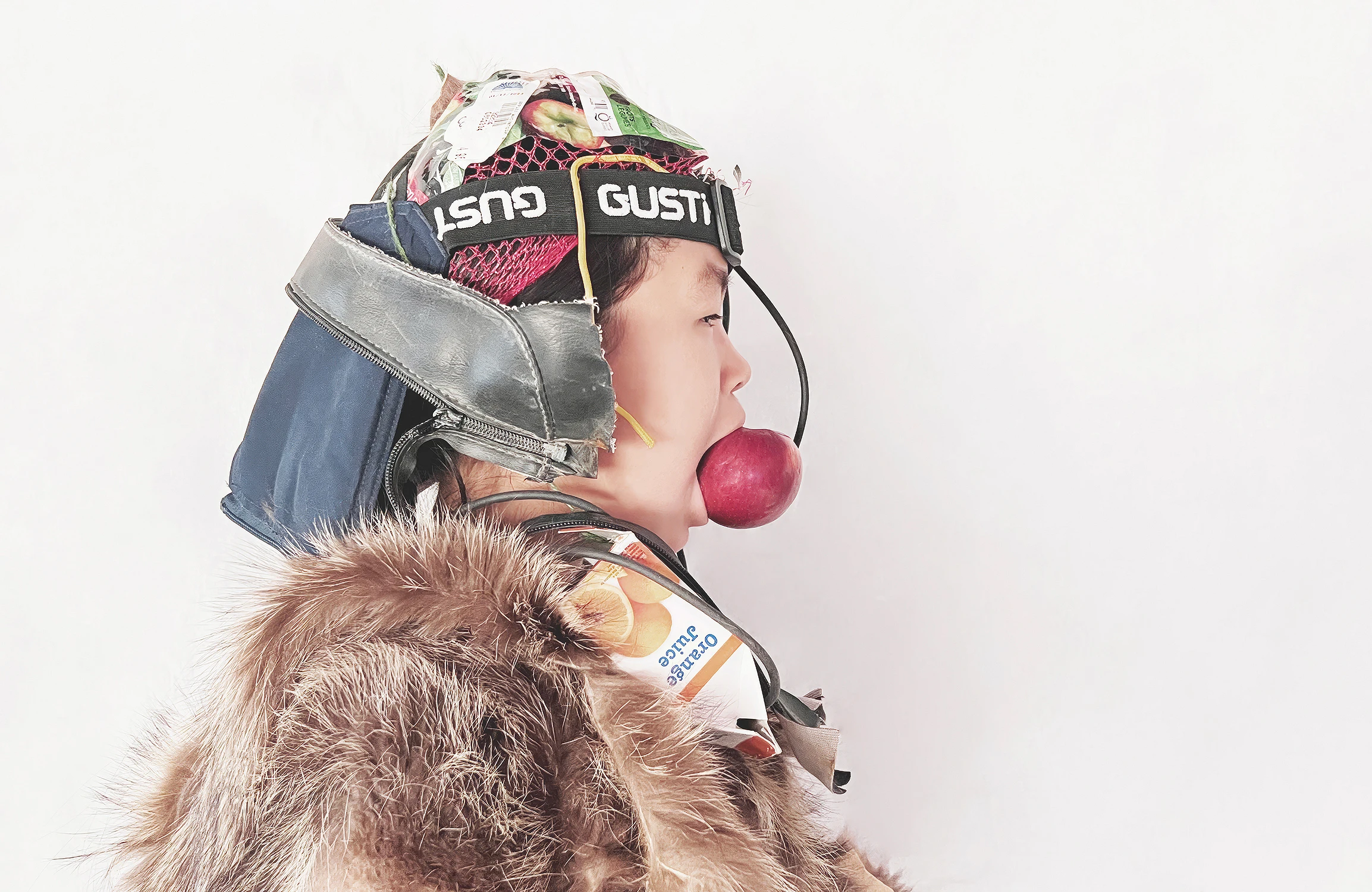 Tookalak, Olivia  

Des petites choses qui nous polluent, 2023  

Épreuve numérique  

90 x 120 cm  

École Iguarsivik, Puvirnituq, Nunavik  

Photographe : © Nathalie Claude 