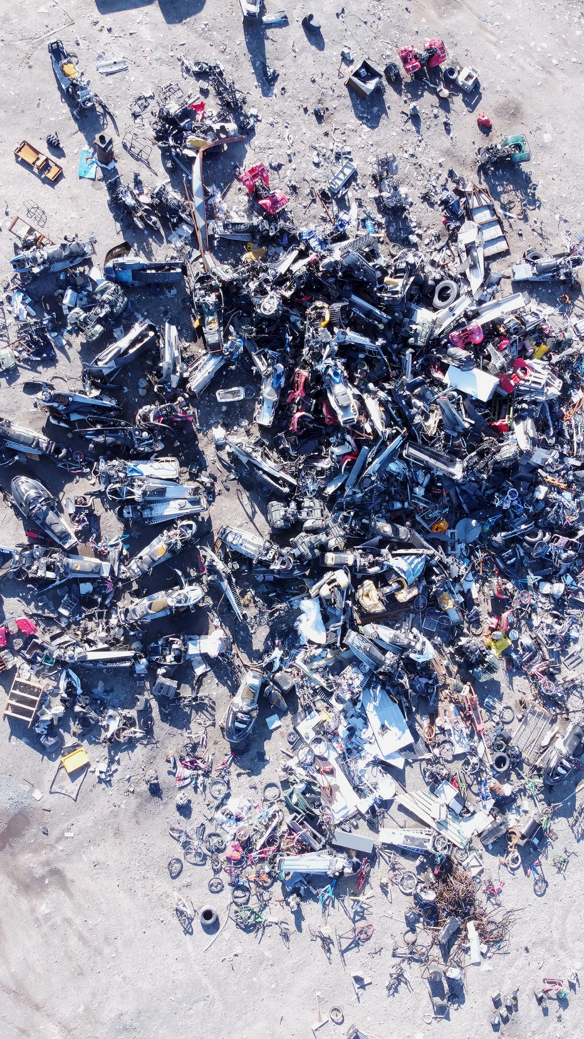 Tukalak Morin, Annie-Marie  

Shards : Snowmobiles, Drone, 2022  

Épreuve numérique  

147 x 106,9 cm  

École Iguarsivik, Puvirnituq, Nunavik  

Photographe : © Annie-Marie Tukalak Morin 