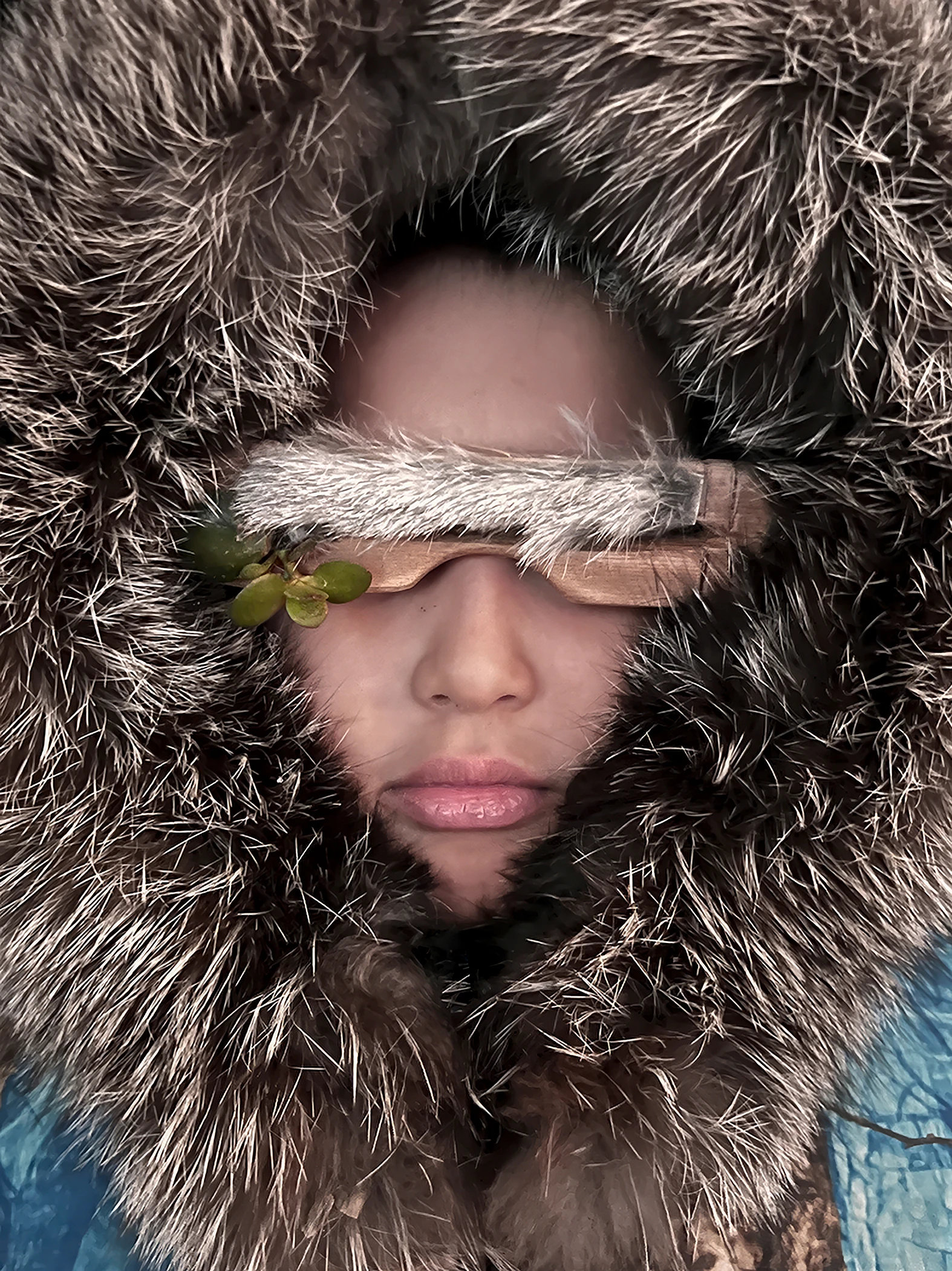 Amamatuak, Jonah  

Eco-Igaak kaumajuksiutit 01, 2023  

Fourrure, perles, cèdre et plante  

Photographie numérique  

École Iguarsivik, Puvirnituq, Nunavik  

Photographe : © Nathalie Claude 