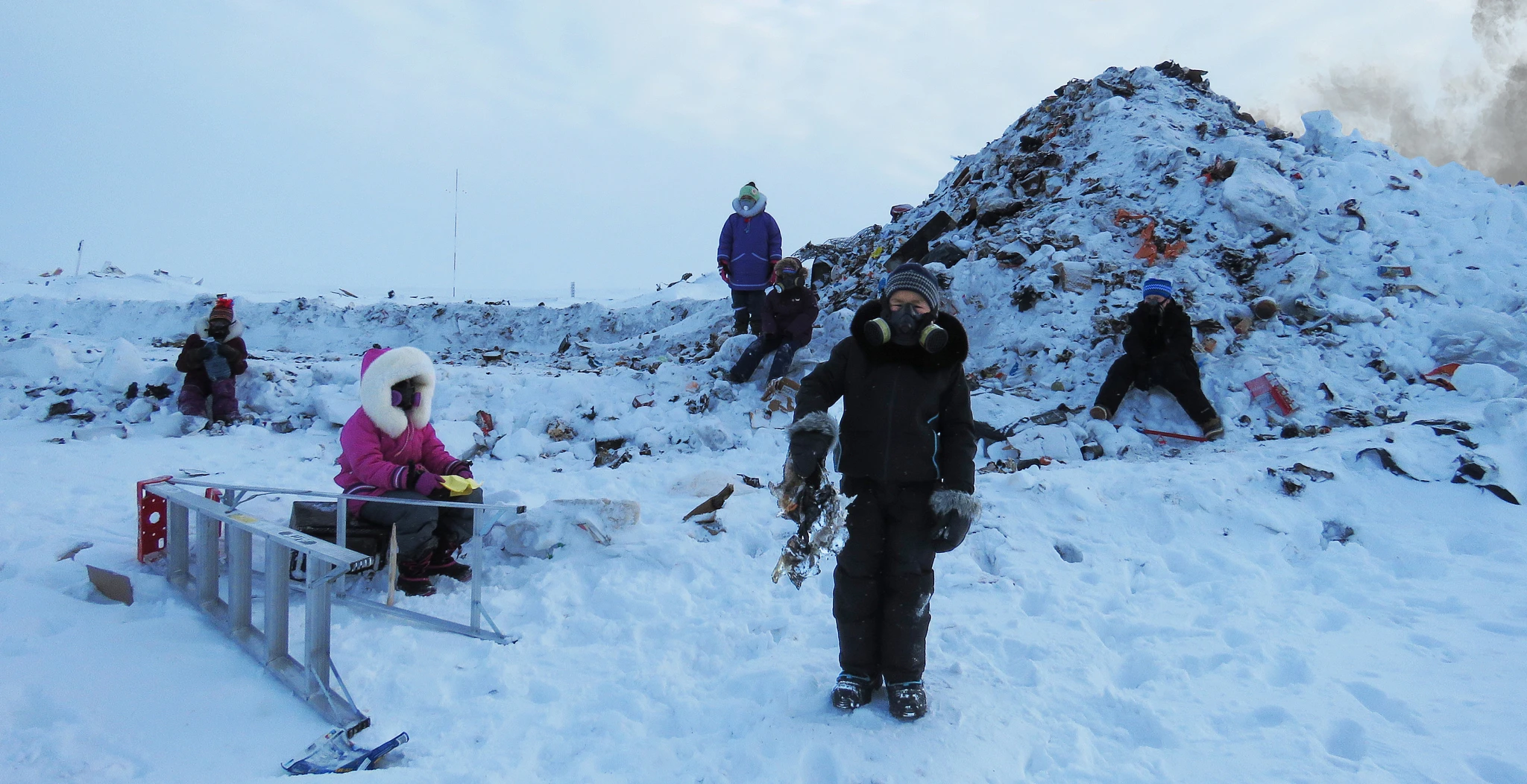 Les activistes climatiques  

Exercices d’émanation, de la série « Scènes toxiques de dioxynes et de furane », 2023    

Épreuve numérique  

87 x 177 cm  

École Iguarsivik, Puvirnituq, Nunavik  

Photographe : © Laetitia Le Clech 