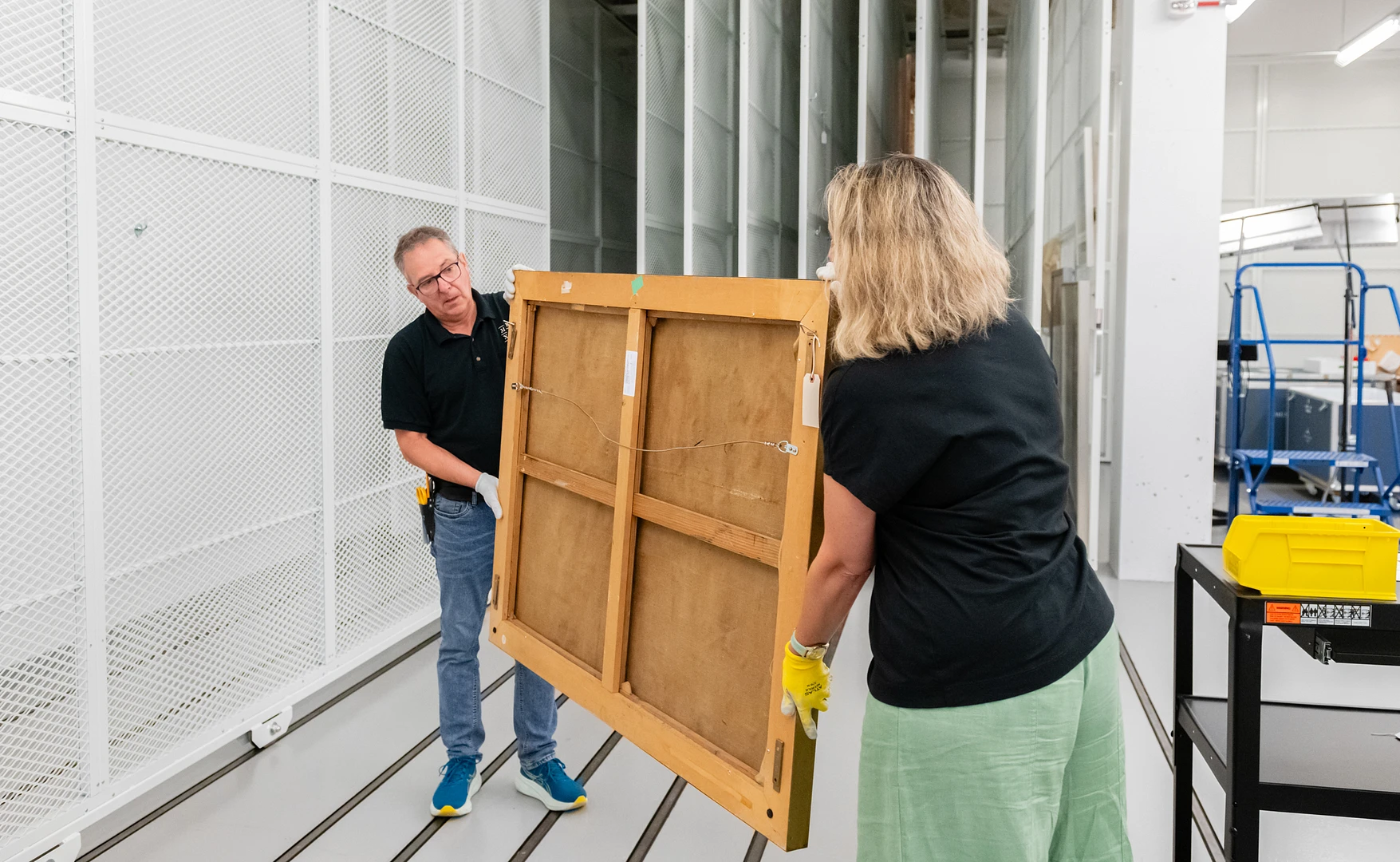 Une œuvre en cours d'installation // Photo : MNBAQ, Louis Hébert