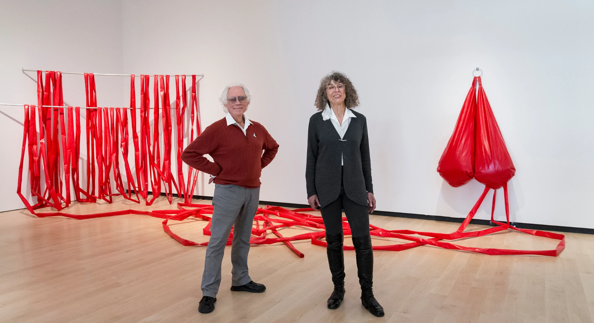 Yvon Cozic et Monique Brassard lors de l'ouverture de l'exposition Cozic. À vous de jouer, 2019