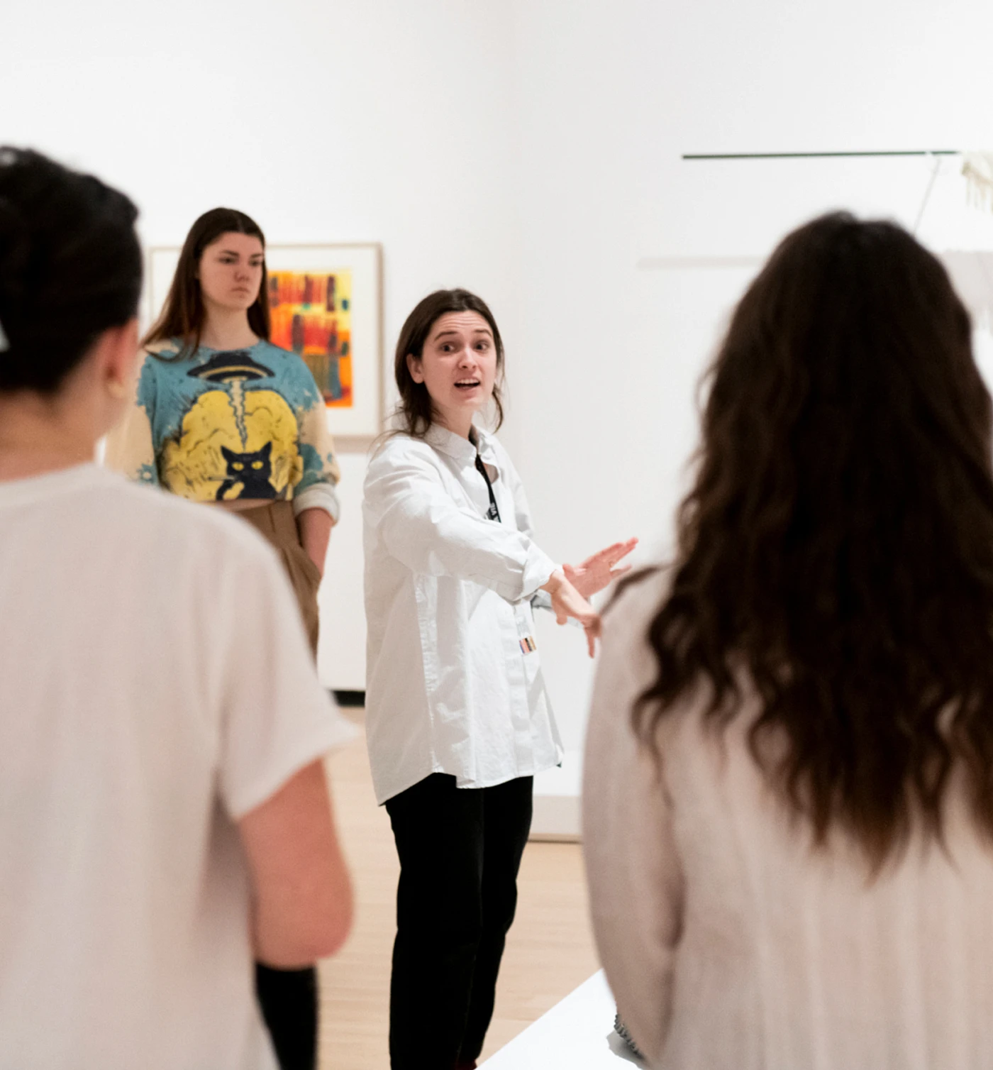 Des cégepiens en sortie scolaire dans l'exposition Premiers Jours au Musée national des beaux-arts du Québec.