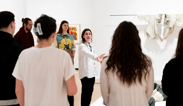 Des cégepiens en sortie scolaire dans l'exposition Premiers Jours au Musée national des beaux-arts du Québec.