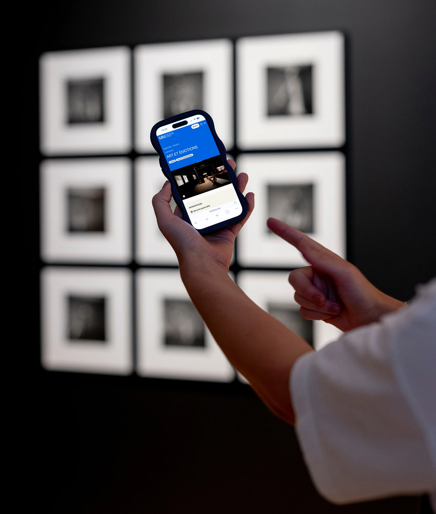 Une personne consultant le site web du Musée dans l'Espace Riopelle – Pavillon Michael Audain