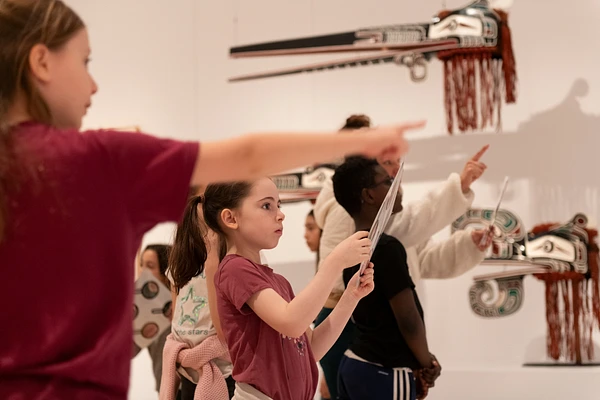 Des enfants en sortie scolaire dans l'exposition Premiers Jours au Musée national des beaux-arts du Québec.