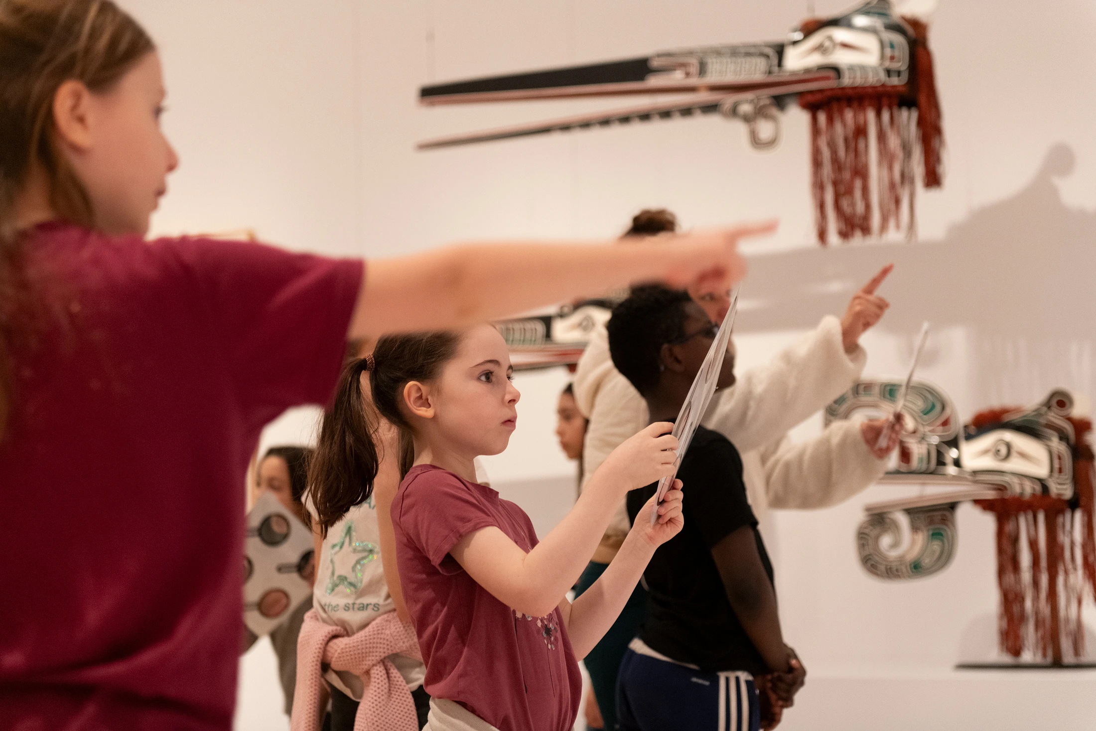 Des enfants en sortie scolaire dans l'exposition Premiers Jours au Musée national des beaux-arts du Québec.
