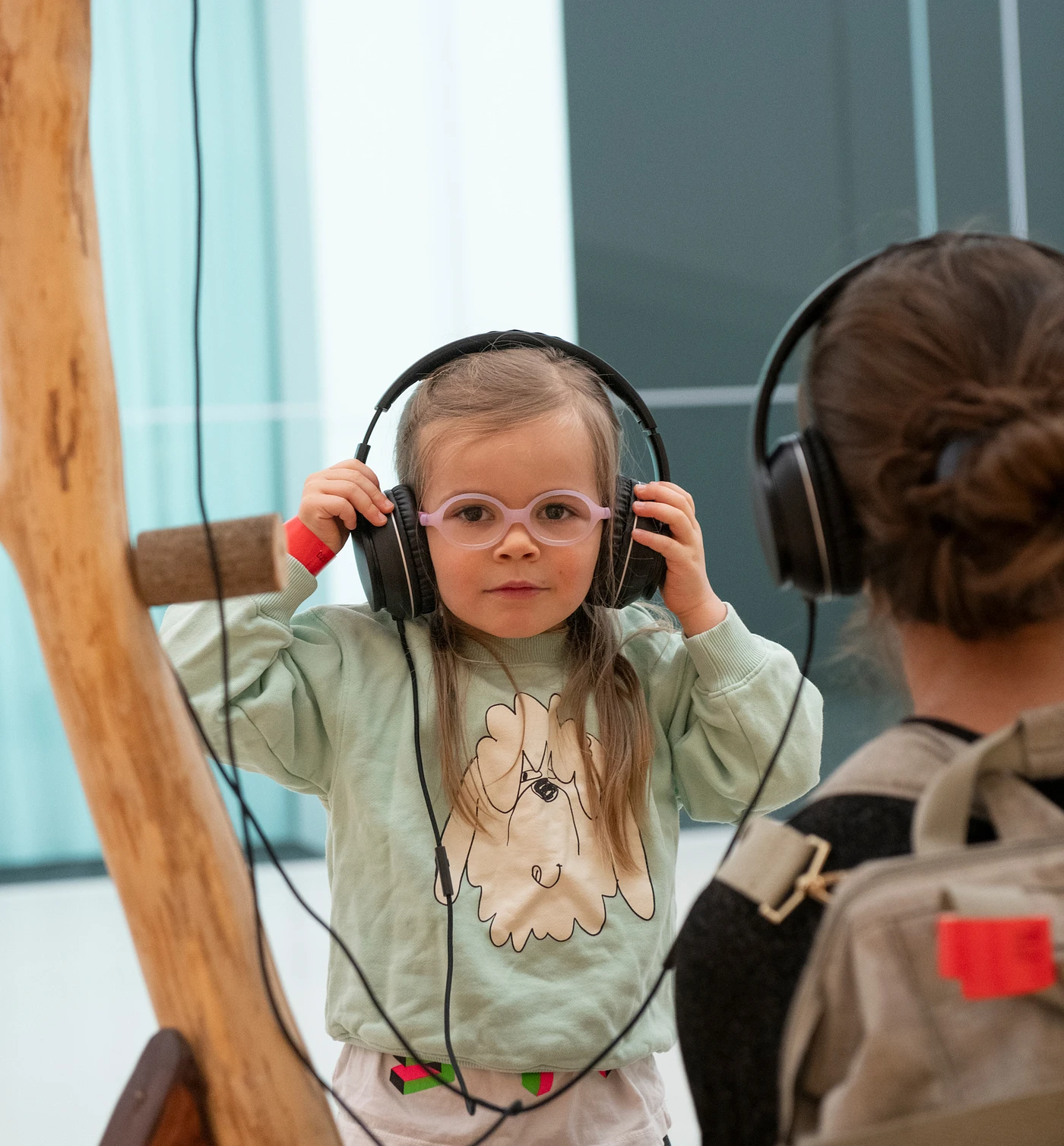 Child with headphones during their first visit to the Musée national des beaux-arts du Québec.