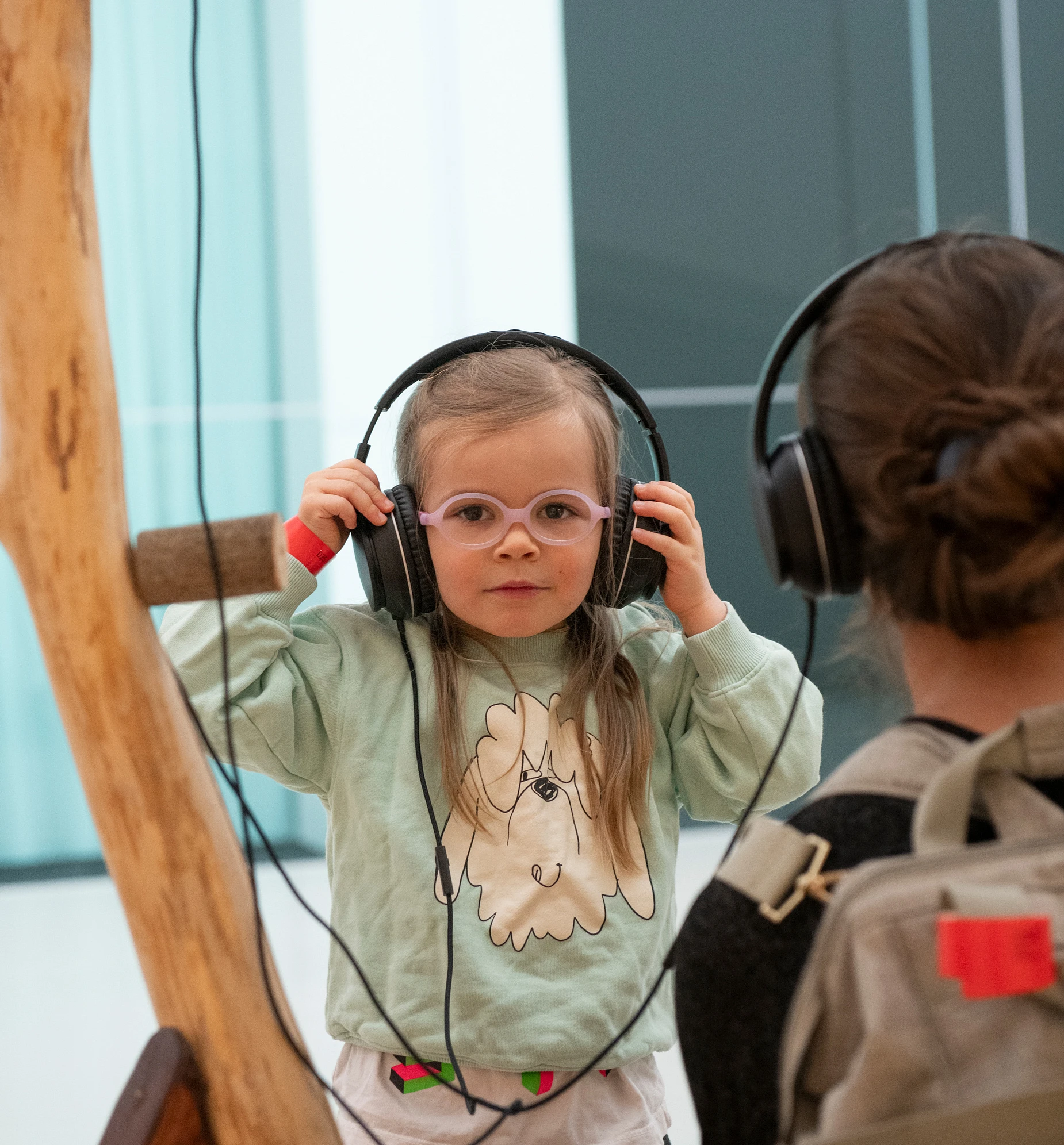 Enfant avec écouteur durant sa première visite au Musée des beaux-arts du Québec.