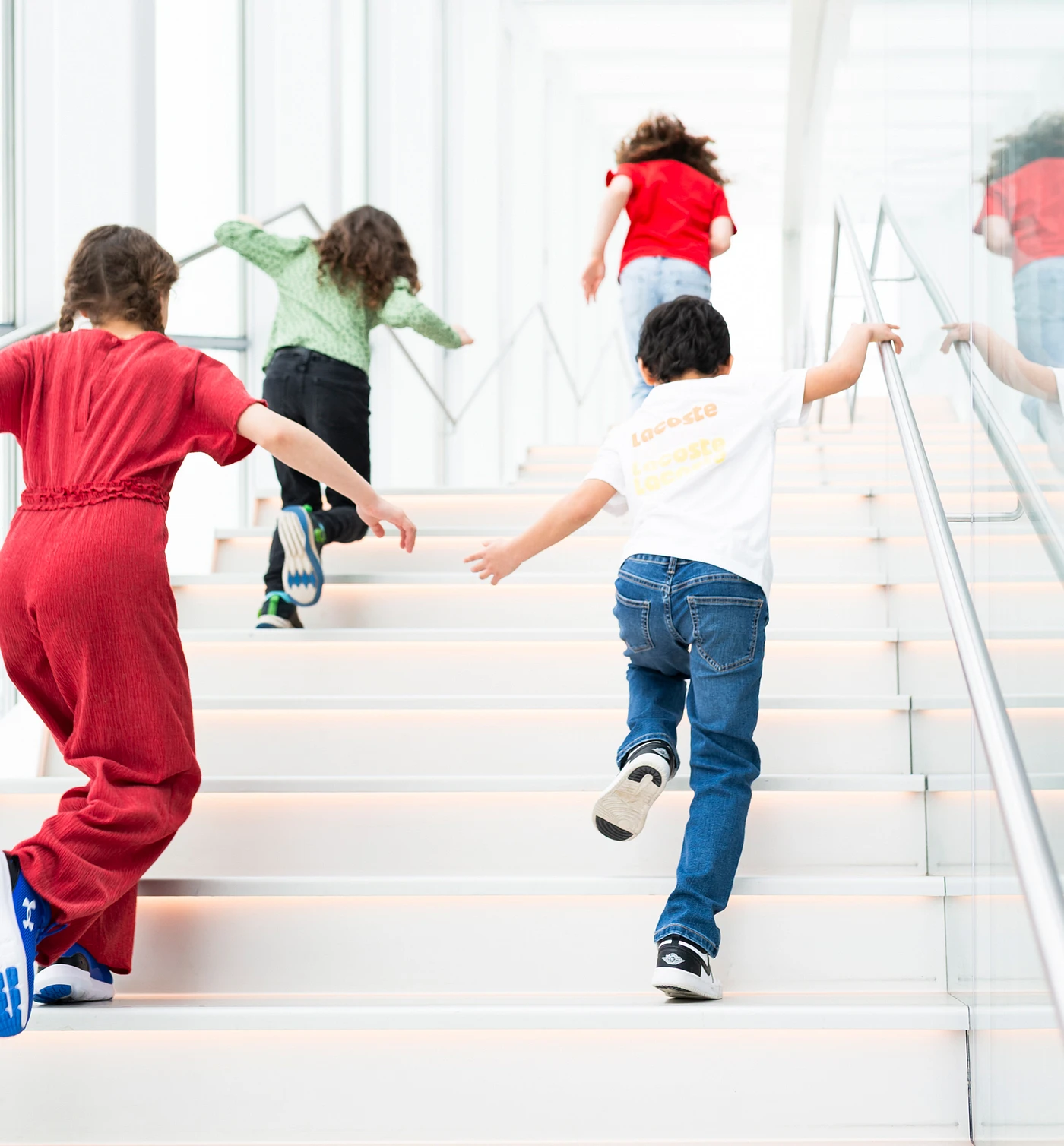 Des enfants en sortie scolaire montant l'escalier du Musée national des beaux-arts du Québec