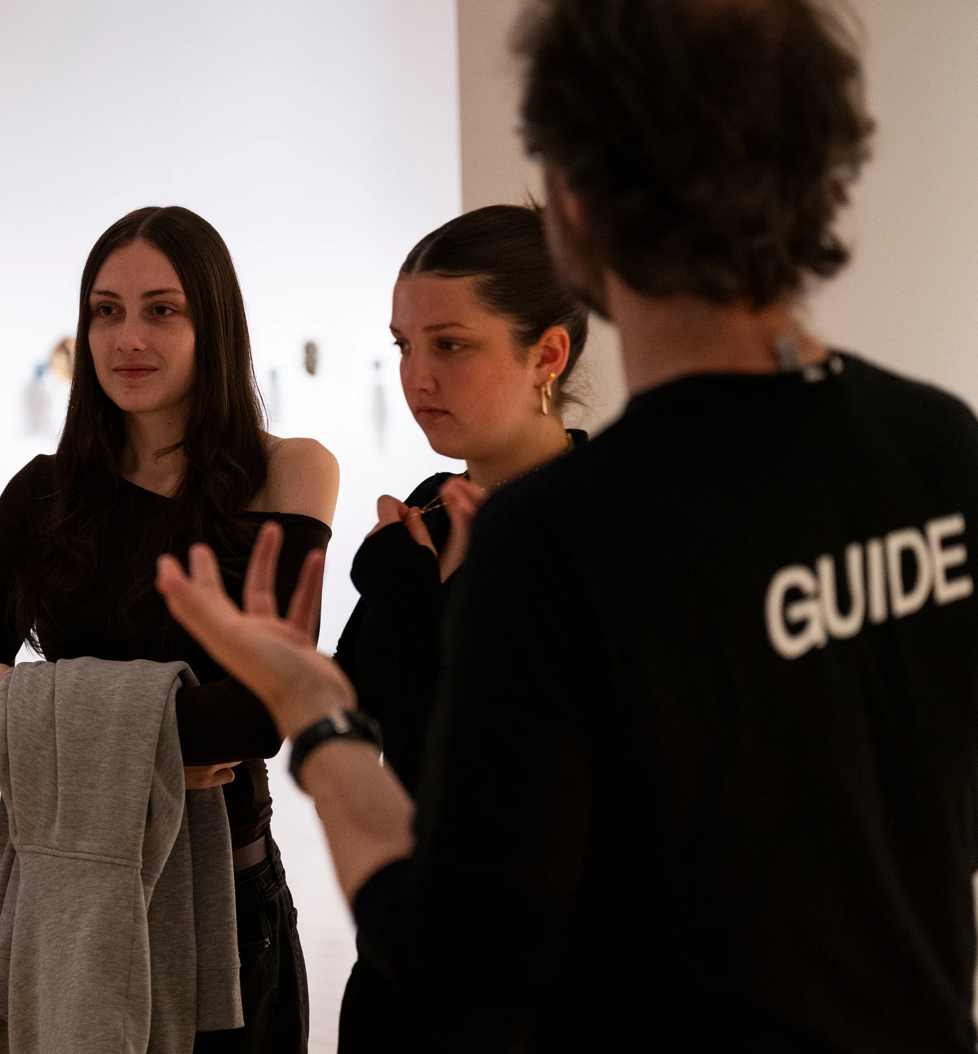 Guide accompagnant des élèves du secondaire au Musée