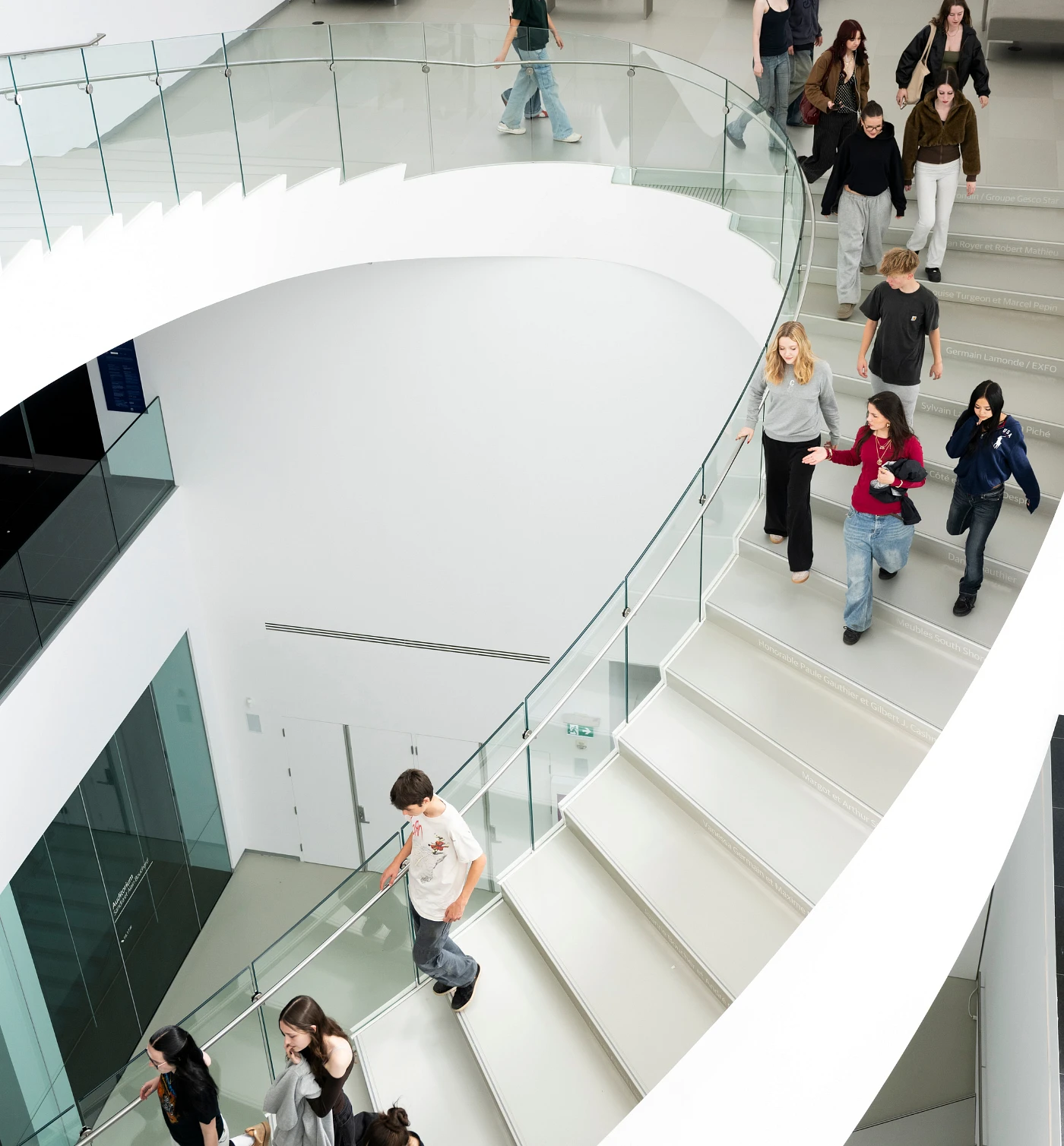 Une groupe d'élèves du secondaire en visite libre au Musée