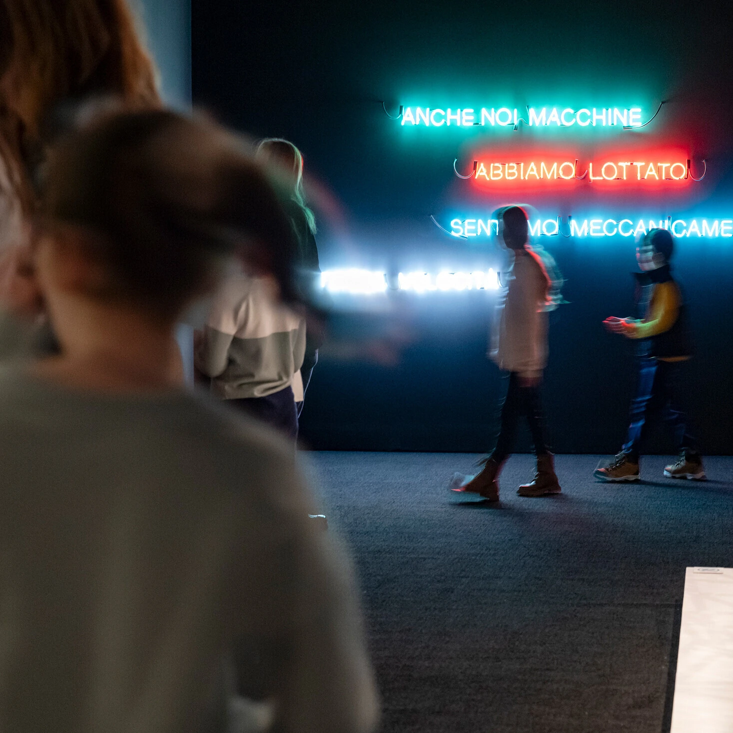 Des étudiants de niveau secondaires visitant l'exposition Voir la nuit au Musée national des beaux-arts du Québec.