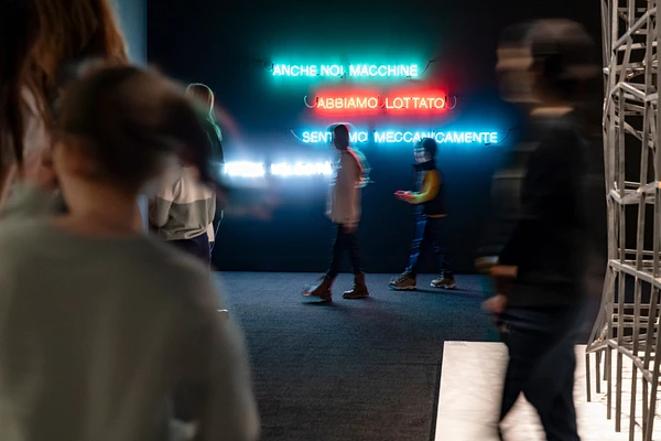 Des étudiants de niveau secondaires visitant l'exposition Voir la nuit au Musée national des beaux-arts du Québec.