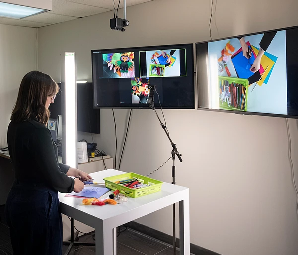 Une guide animant une visite scolaire virtuelle.